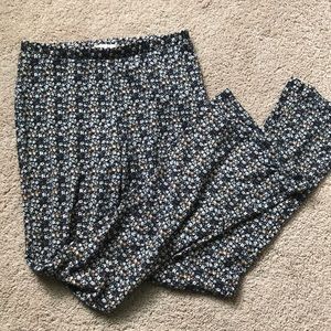 Stretchy pattered pants flared at the bottom